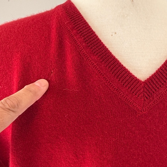 JWN Red Men’s Cashmere V-Neck, XL - Picture 8 of 9